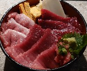 天然マグロ三色丼